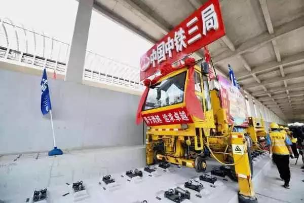 從智慧施工到智慧運(yùn)維，中國首條“智能高鐵”全線軌道貫通