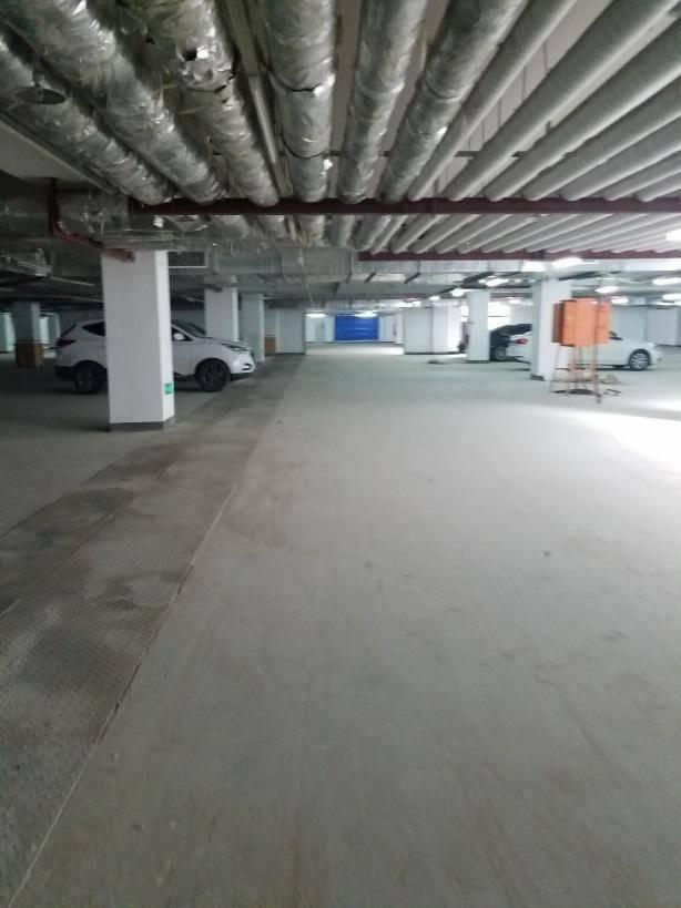 本項目針對地下車庫測量紅線范圍內(nèi)的機電管線與土建等構(gòu)筑物（包含一個水泵房和一個報警閥室）進行三維掃描作業(yè)并提交成果。 解決方案 業(yè)主給出2天內(nèi)完成外業(yè)掃描的時間限制，所以決定選用兩臺Trimble TX6掃描儀同時作業(yè)的方式進行掃描，其中百分之七十的測站采用3分鐘模式快速獲取現(xiàn)場信息，最終耗時為一天半時間完成了整個外業(yè)采集工作。 圖片描述(最多50字) 經(jīng)現(xiàn)場測量，現(xiàn)場機電部件最低點不足2m。為保證機電管道的信息詳細(xì)完整，必須將掃描儀架設(shè)至最低，以保證其可視范圍。 圖片描述(最多50字) 通過合理的布站可以有效降低累積誤差帶來的影響，并以殘差不超過3mm為標(biāo)準(zhǔn)進行拼接，最后進行噪點清理得到成果。 圖片描述(最多50字) 客戶依靠正向設(shè)計手段對MEP管線進行建模，無法直接利用點云數(shù)據(jù)進行擬合逆向。本次主要提供Trimble Realworks與sketchup軟件進行聯(lián)動獲取現(xiàn)場信息數(shù)據(jù)進行建模。可以做到在短時間內(nèi)掌握現(xiàn)場真實情況，大大提高了工作效率和模型精度，讓客戶足不出戶完成建模工作并可以實時進行數(shù)據(jù)的記錄和保存 圖片描述(最多50字) 模型工作完成后可以將MEP模型成果與點云成果在相同環(huán)境下進行光譜圖分析，也可以將MEP模型與土建模型進行碰撞監(jiān)測分析。通過以上方法直觀檢查出成果與現(xiàn)場環(huán)境當(dāng)中存在的差別，以保證最終成果的可靠性。 結(jié)果 提交成果包含：點云數(shù)據(jù)成果、三維模型（包括土建與機電模型、模型檢測報告等）。此次全部工作大約用時4天。本項目在很大程度上提高了測量速率與精度，使建模工作可以更好的展開。實現(xiàn)了模型的精確定位。并且點云數(shù)據(jù)的留存也為后續(xù)的深化設(shè)計帶來了便利。