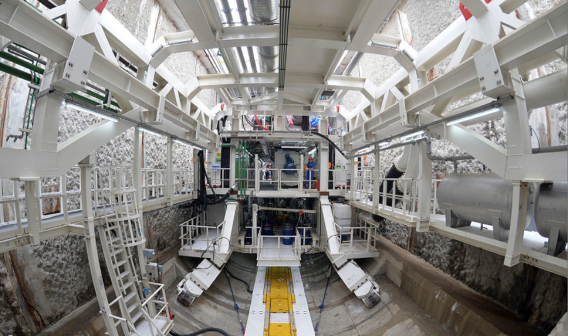 綜合管廊分哪幾類(lèi)？功能有何不同？綜合管廊主要分為4類(lèi)，如下所示： 干線綜合管廊 一般設(shè)置于道路中央下方或道路紅線外綜合管廊帶內(nèi)，主要輸送元站（如自來(lái)水廠、發(fā)電廠、燃?xì)庵圃鞆S等）到支線綜合管廊，其一般不直接服務(wù)沿線地區(qū)。其主要收容的管線為電力、通訊、自來(lái)水、燃?xì)?、熱力等管線，有時(shí)根據(jù)需要也將排水管線收容在內(nèi)。