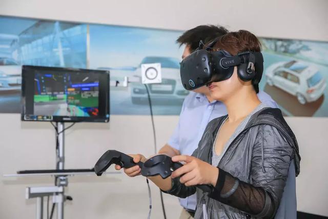 智慧工廠-體驗新能源汽車VR培訓(xùn)